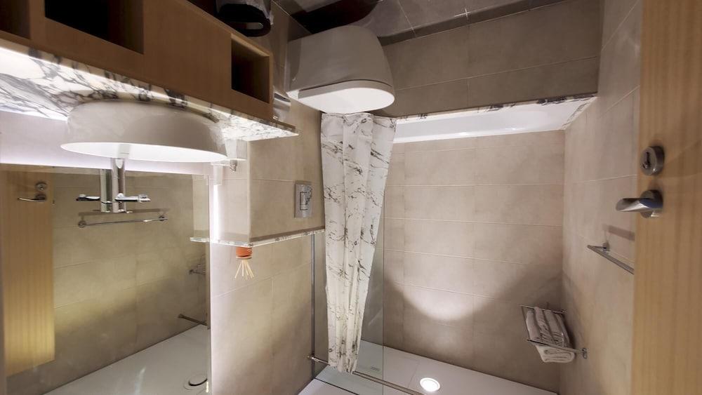 PTR - 3912 Homely one Bedroom With Balcony