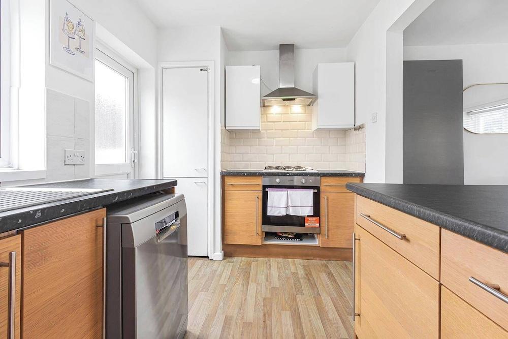 Spacious 3-bed House With car Park Near Heathrow