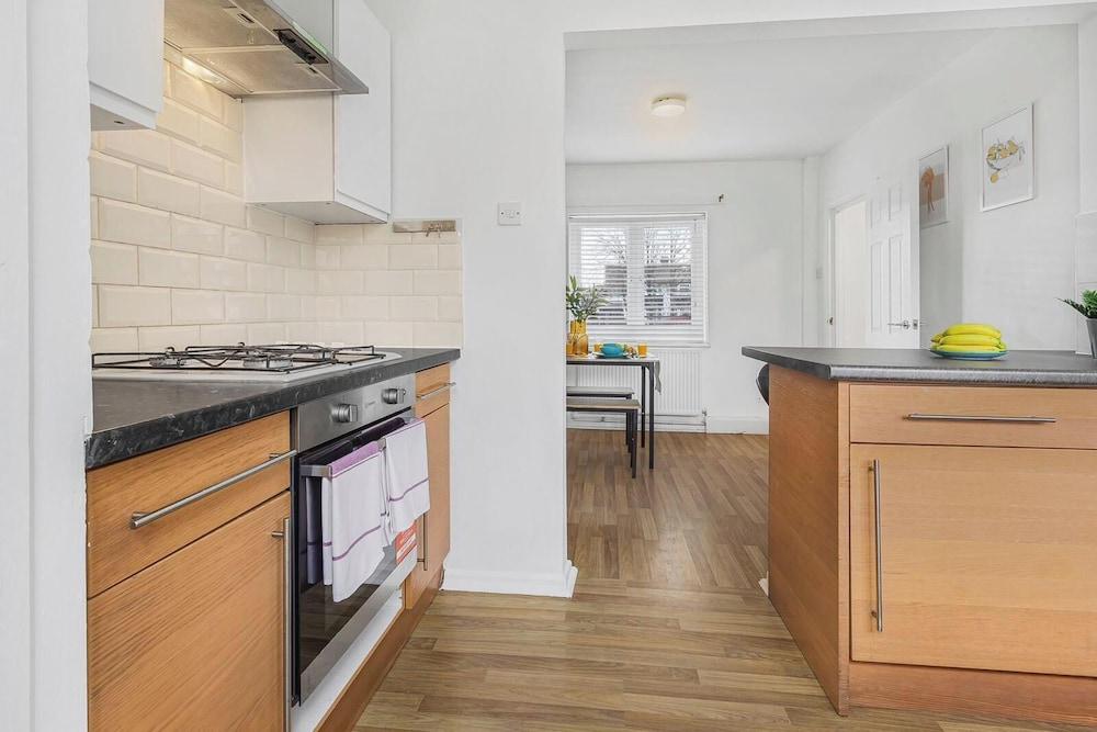 Spacious 3-bed House With car Park Near Heathrow