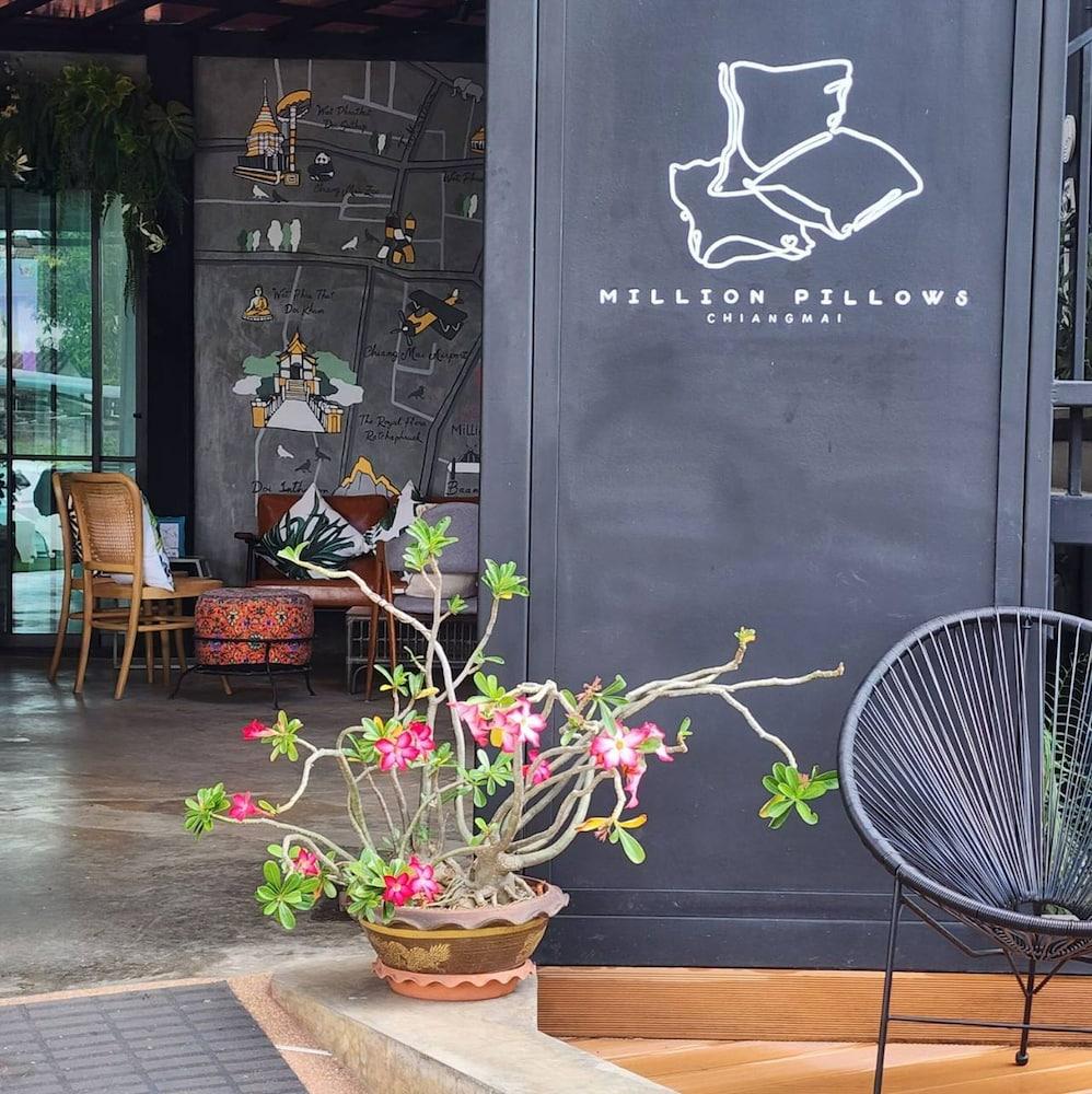 Capital O 75422 Million Pillows