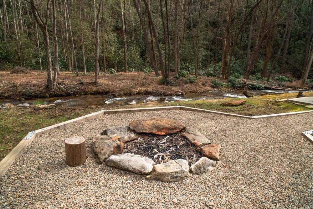 Creekside Log Cabin in Pisgah Forest