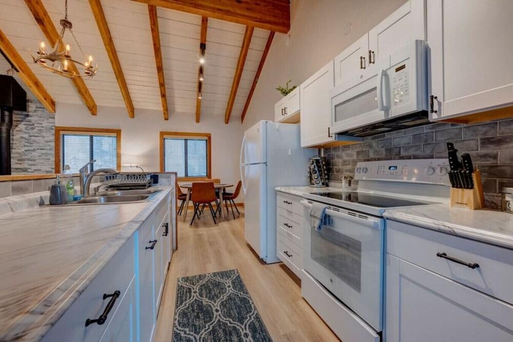 1BR Cabin w Extra beds & Sofa Bed