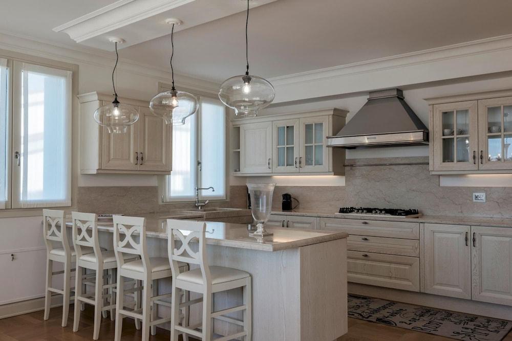 Luxury Lakefront Onassis 1 by Apt24