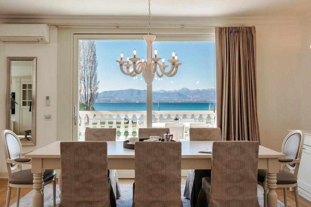 Luxury Lakefront Onassis 1 by Apt24