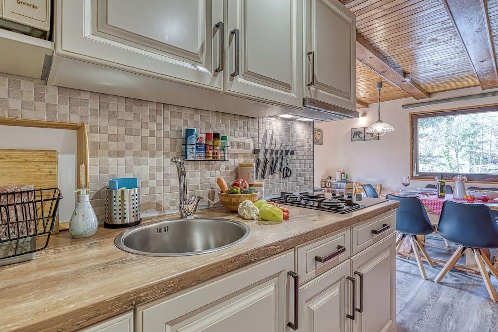 Rozi's Riverside Cottage