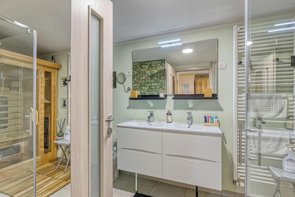 Rozi's Riverside Cottage