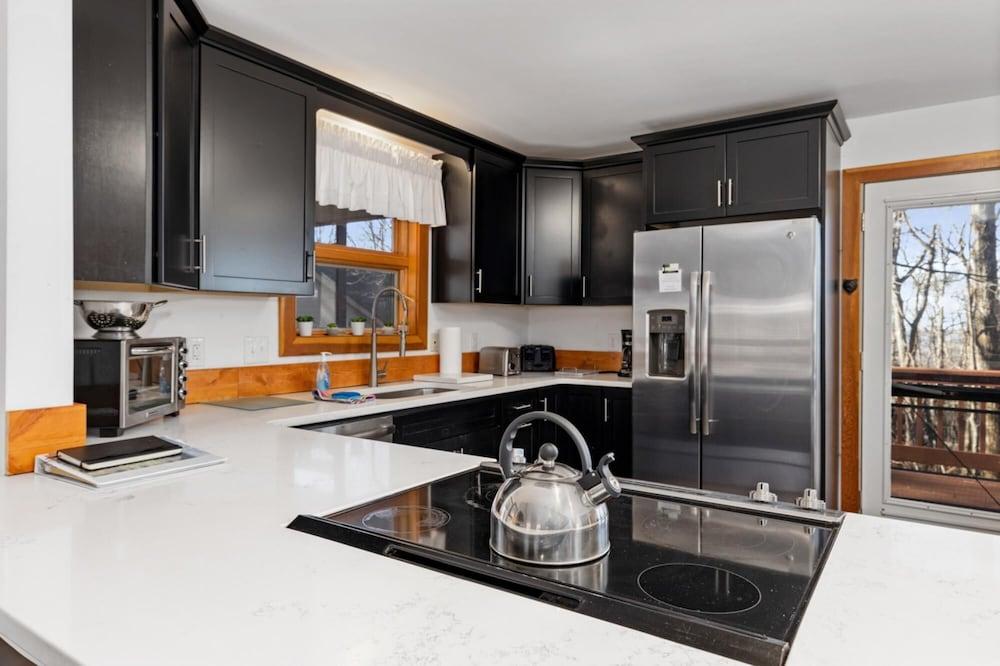 Devils Knob Hottub Wintergreen