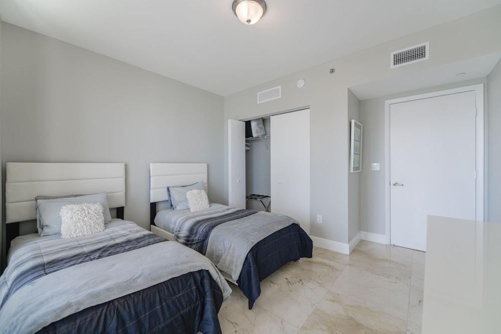 Luxury 2BR Condo at Icon Brickell W
