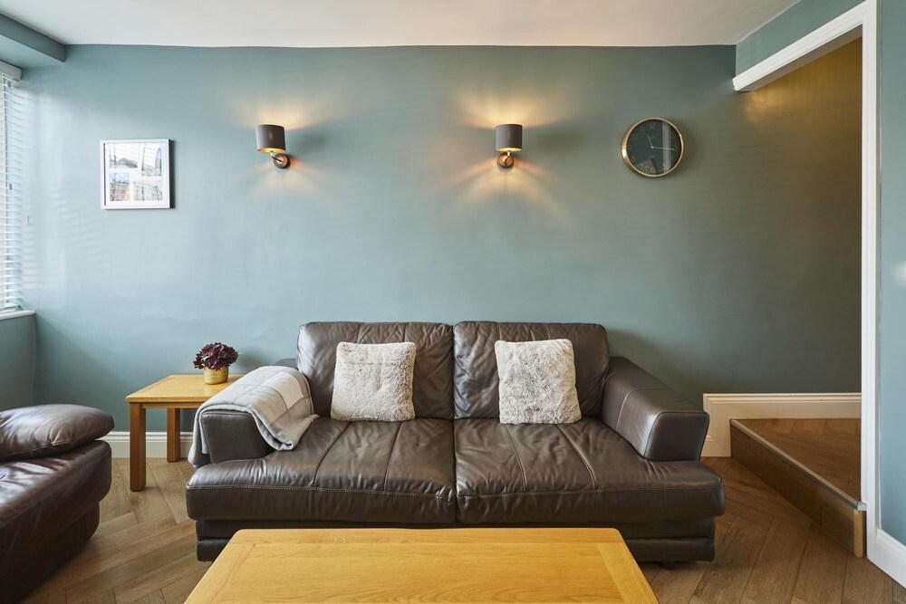 Host Stay The Cobblers