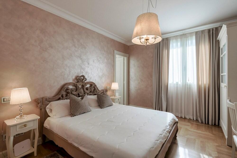 Luxury Lakefront Onassis 2 by Apt24