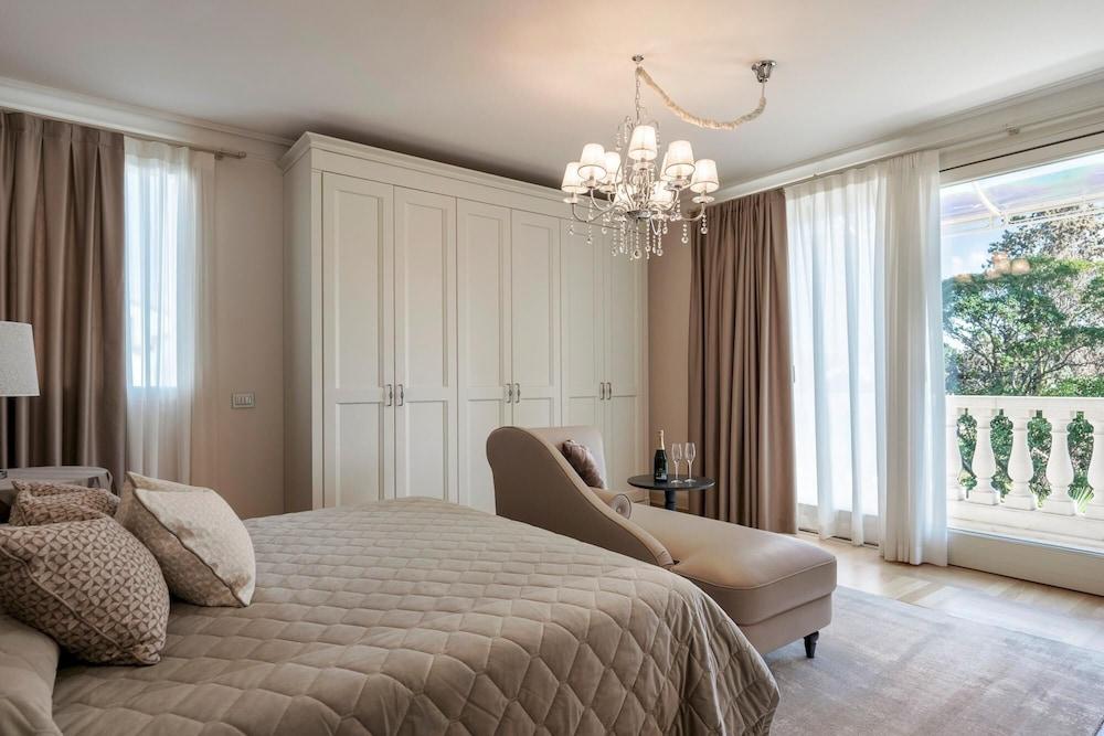 Luxury Lakefront Onassis 2 by Apt24