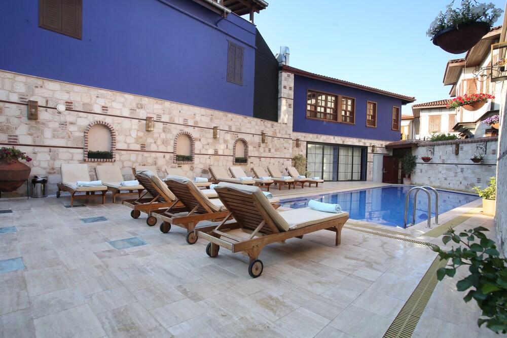 Unique Flat with Cute Balcony GECESEFASI