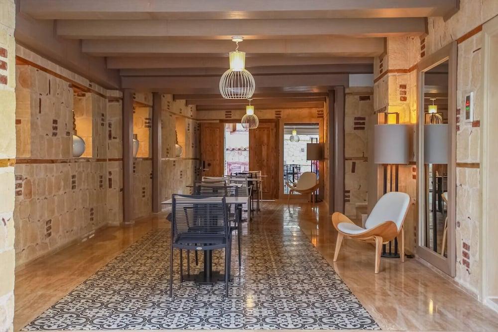 Unique Flat with Cute Balcony GECESEFASI