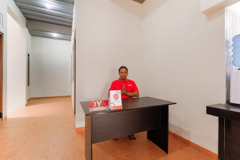 OYO 90045 Annafi Apartel