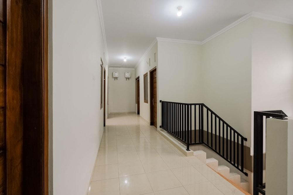 OYO 90045 Annafi Apartel