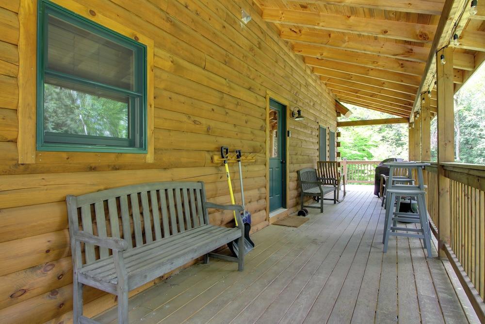 Londonderry Chalet w/ Deck, Fire Pit & Views!