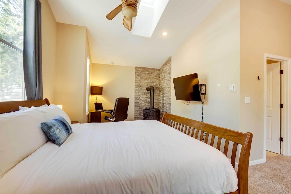 6 Mi to Lake Tahoe: Home w/ Hot Tub & Views!