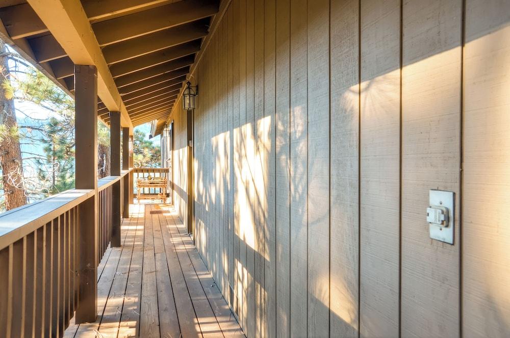 Cozy Lake-view Hideaway! Pet-friendly Truckee Home