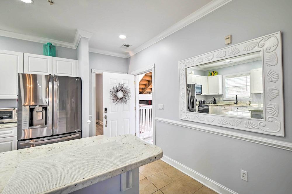 Screened Porch + Golf On-site: Myrtle Beach Condo