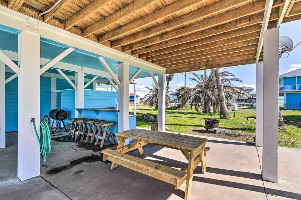 Coastal Crystal Beach House - Steps to Beach!