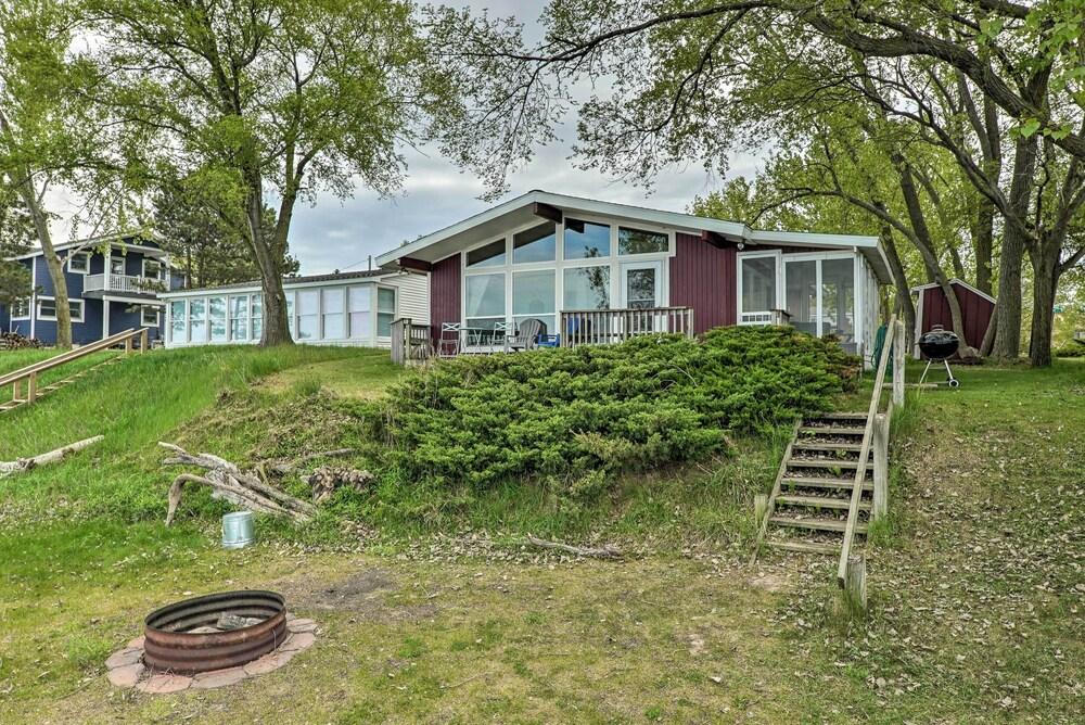 Lakefront Cottage Near Wineries + State Parks!