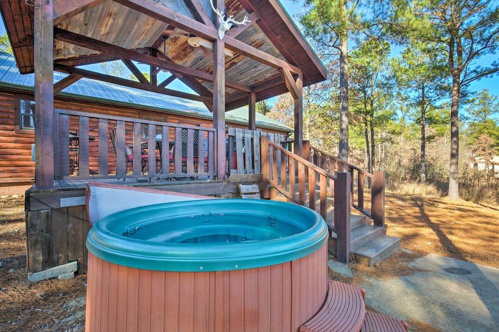 Broken Bow Cabin w/ Hot Tub & Covered Deck!