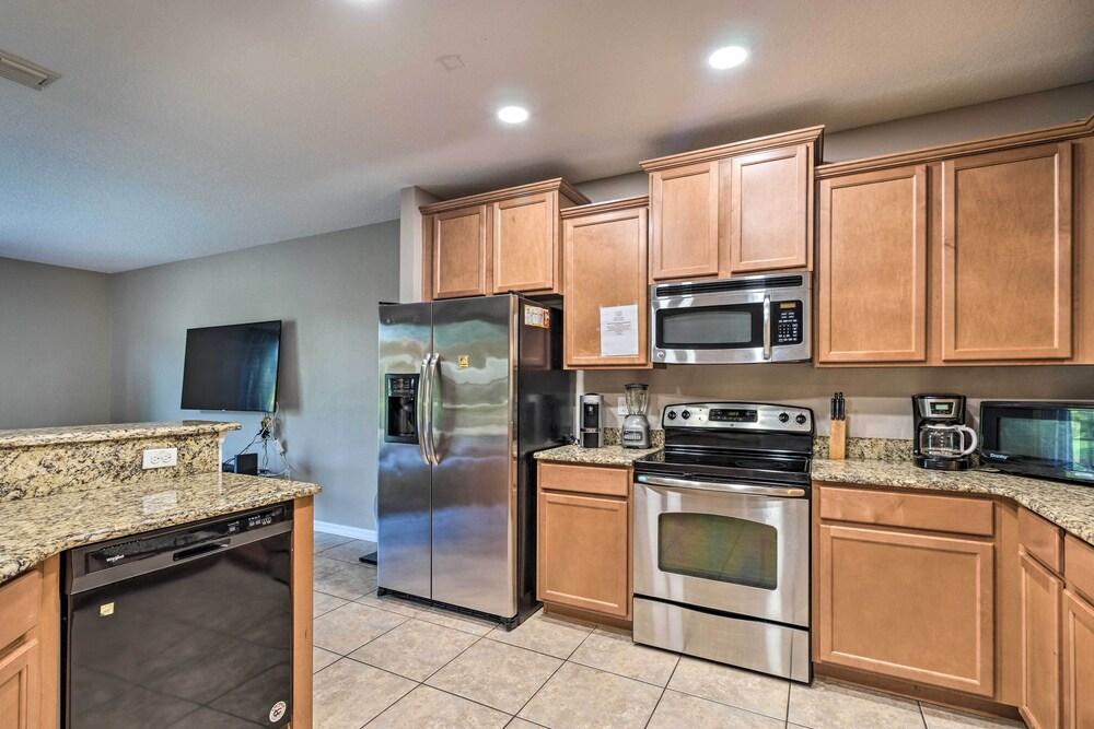 Spacious Davenport Retreat w/ Lanai + Pool!