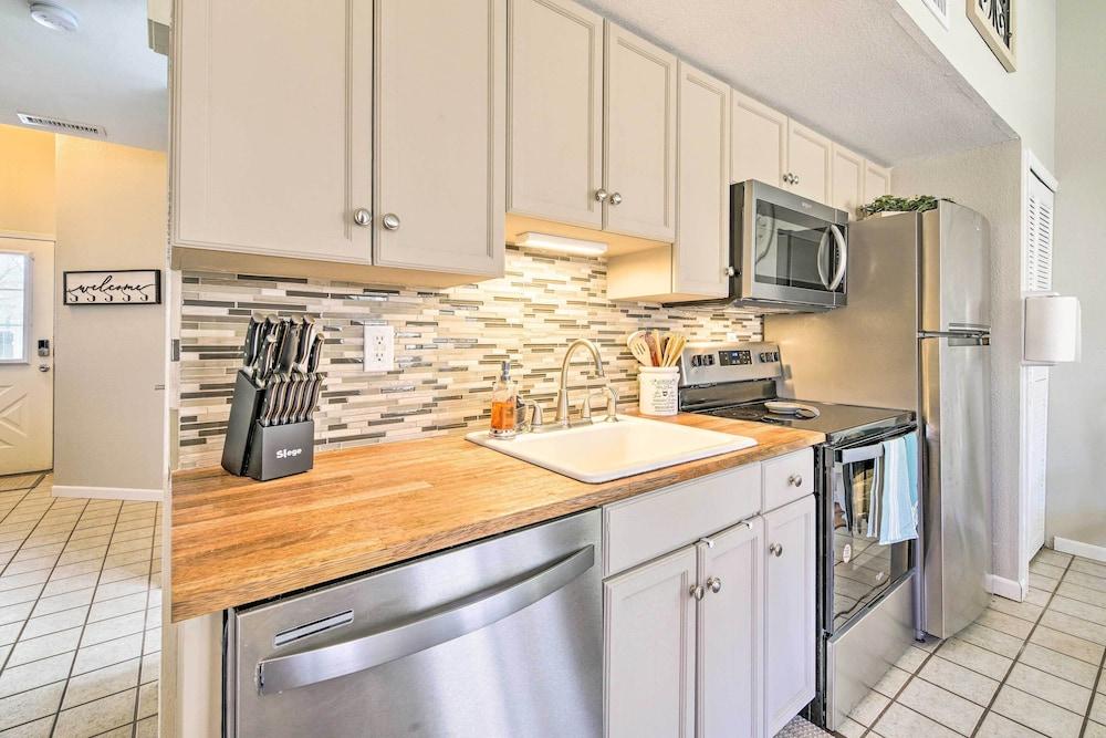 Charming Condo w/ Deck, 4 Mi to Branson Strip