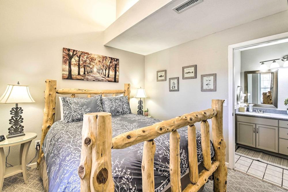 Charming Condo w/ Deck, 4 Mi to Branson Strip