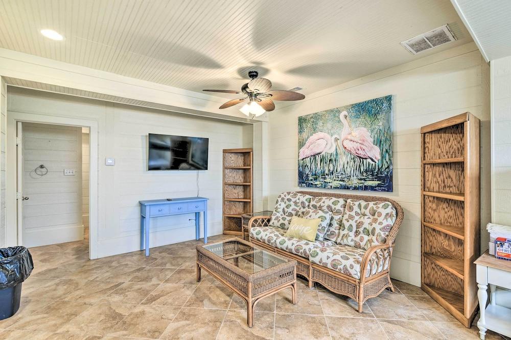 Beautiful Crystal Beach Escape w/ Large Deck!