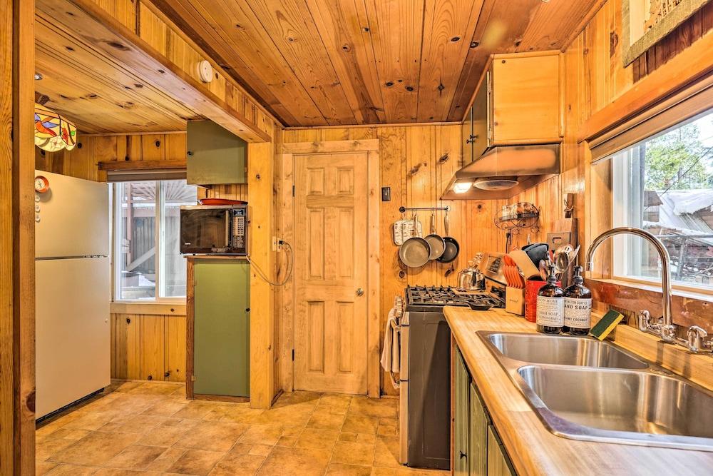 California Retreat w/ Deck, Fire Pit & Grill!