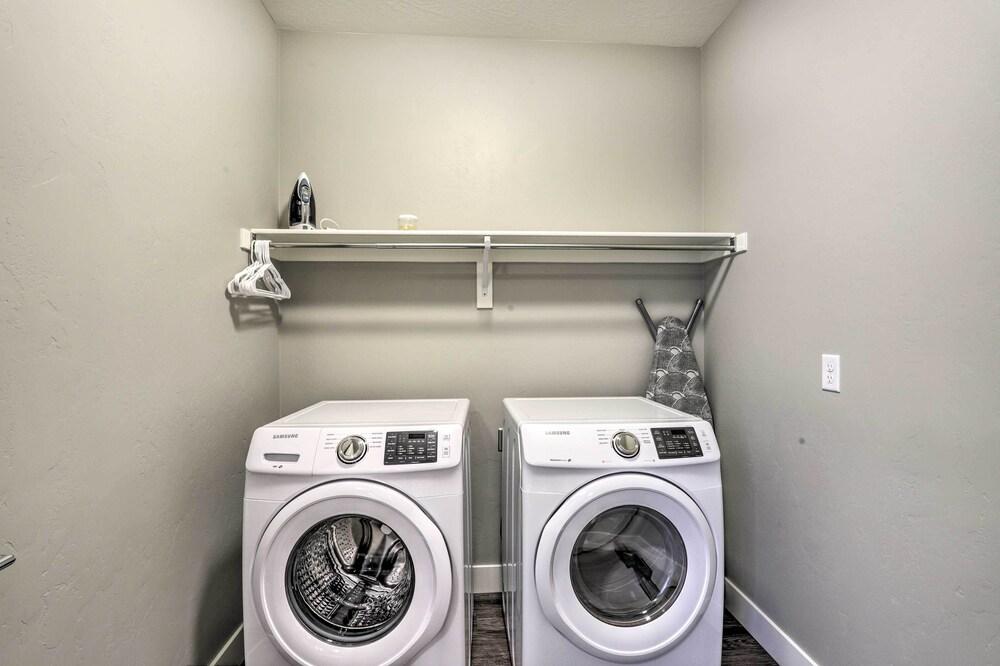 Luxury Downtown Moab Townhome w/ Pool Access!