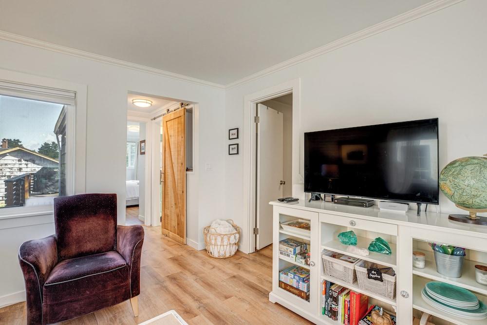 Quaint 'sur La Mer' Cottage w/ Deck, Fire Pit