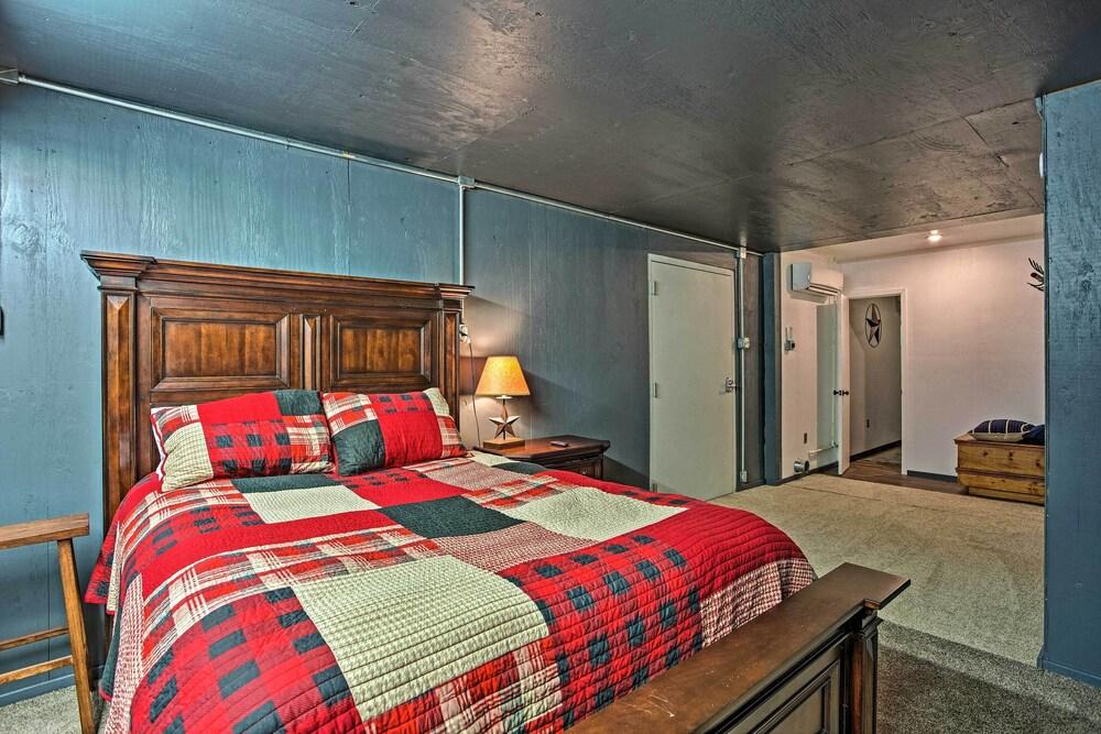 Charming Quitman Cabin < 2 Miles to Lake Fork