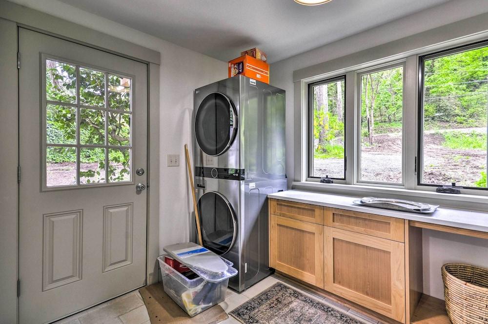 Peaceful + Elegant Cottage w/ Riverside View