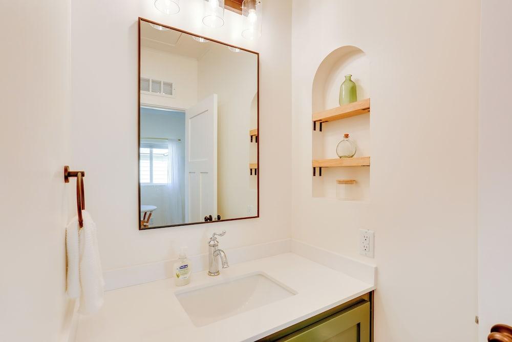 Centrally Located Studio 3 Mi From Downtown!