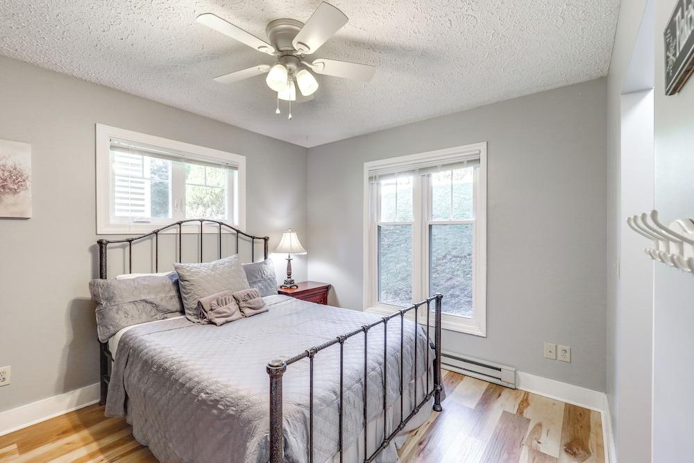 6 Mi to Skiing: Mtn-view Condo in Seven Devils