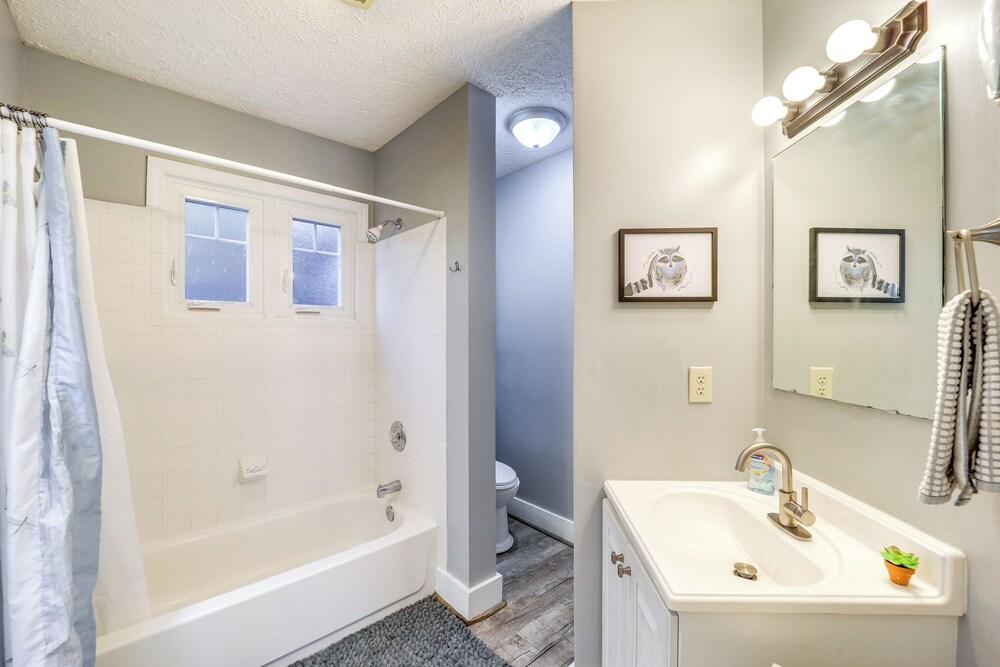 6 Mi to Skiing: Mtn-view Condo in Seven Devils