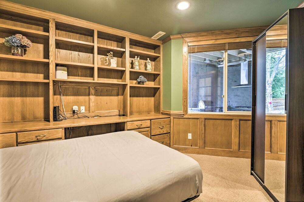 Luxe Bellevue Mansion - Gated Yard + Grill!