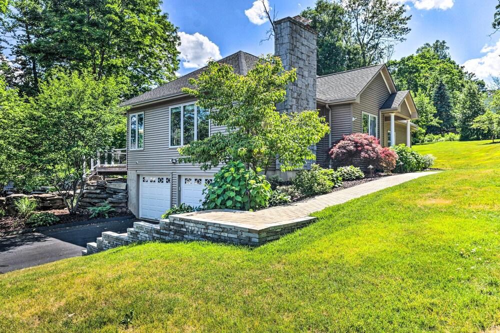 Elegant Middlefield Getaway w/ Game Room!