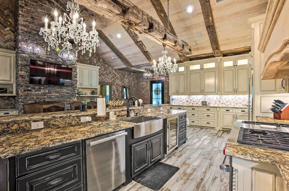 College Station Getaway w/ Pool Table + Bar!