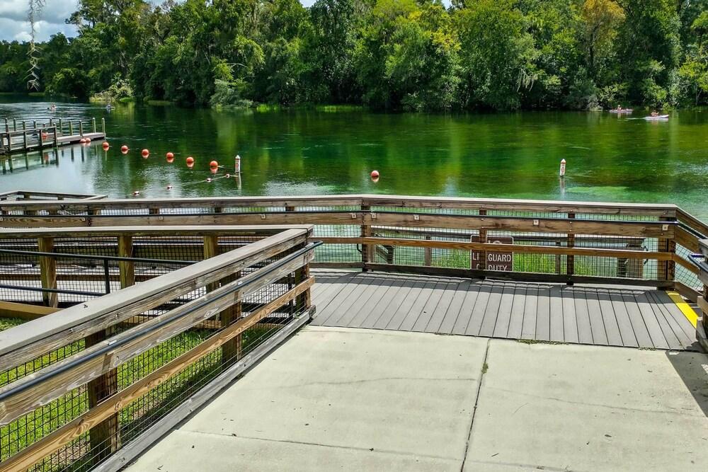 Riverfront Dunnellon Condo w/ Grill & Kayaks!