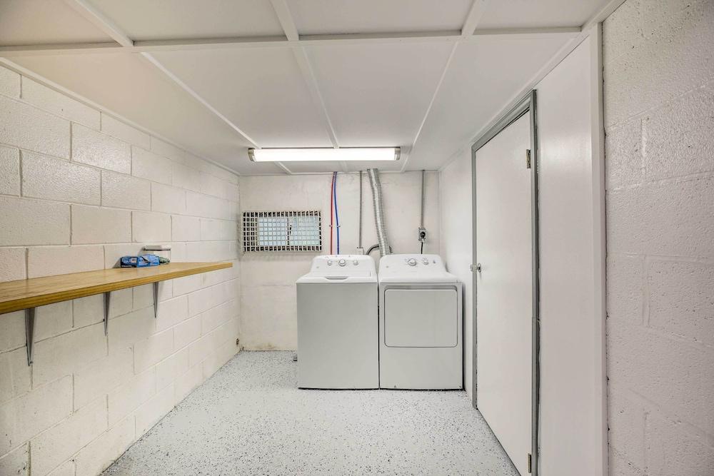 Charming Getaway + Fire Pit Near Hikes & Lake