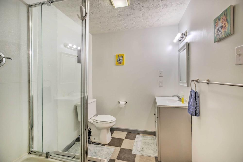 Charming Getaway + Fire Pit Near Hikes & Lake