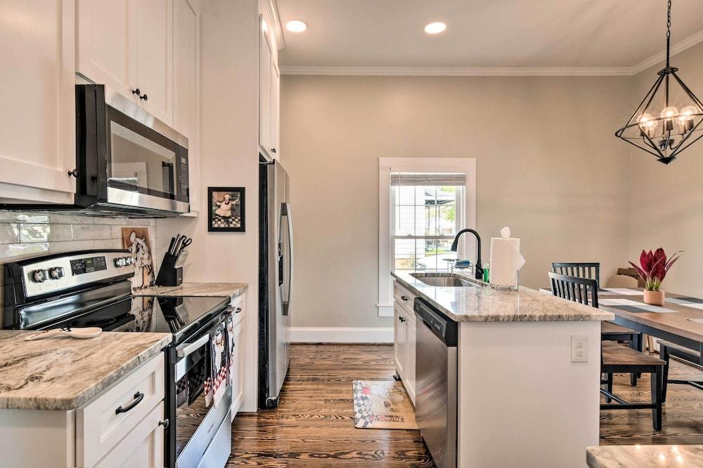 Ideally Located 'penne Place' w/ Deck & Grill