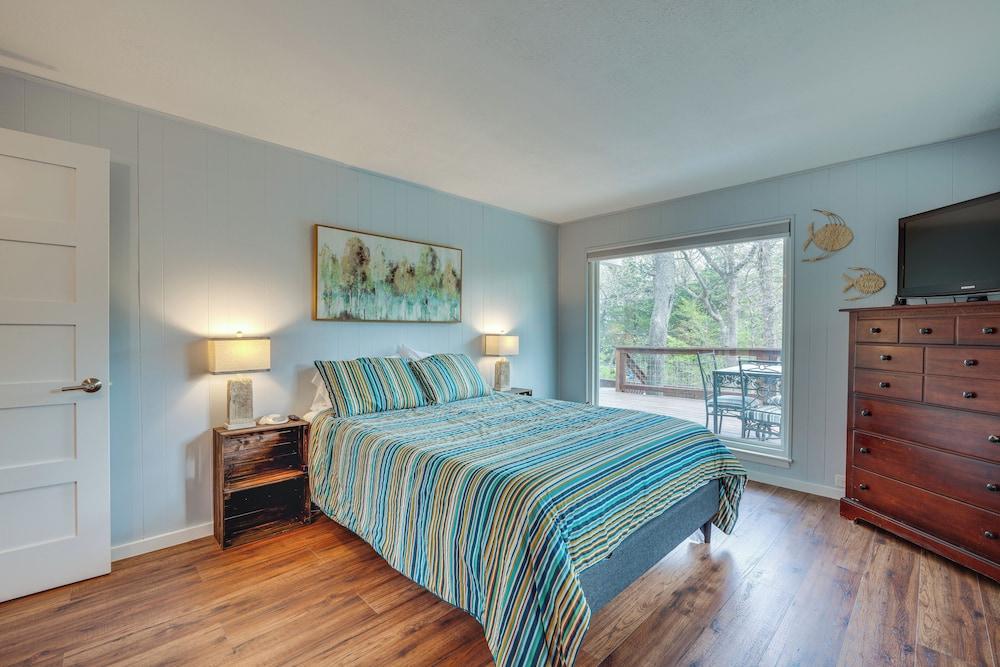 Versatile Home w/ Deck & Grill, 1 Mi to Lake!