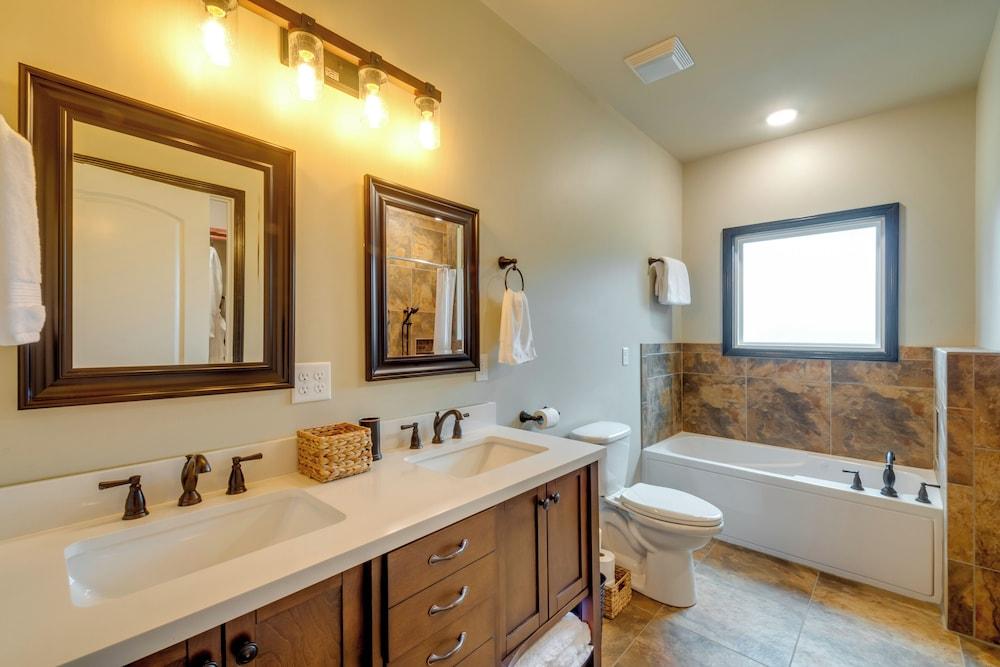 Tranquility Lake Getaway w/ Hot Tub on 27 Acres!