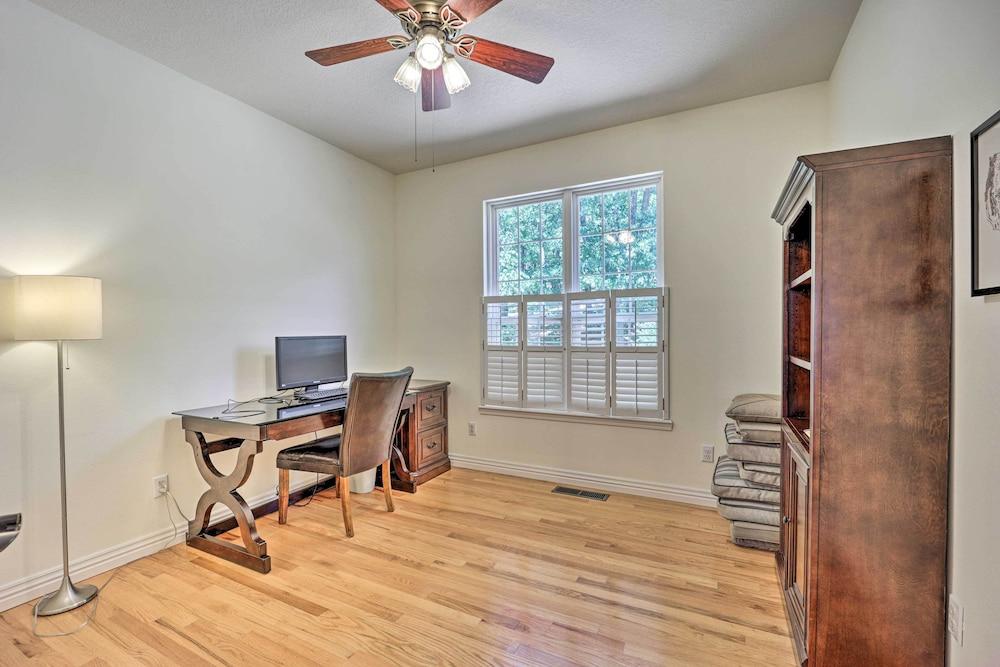 Beautiful Bella Vista Home w/ Private Deck!