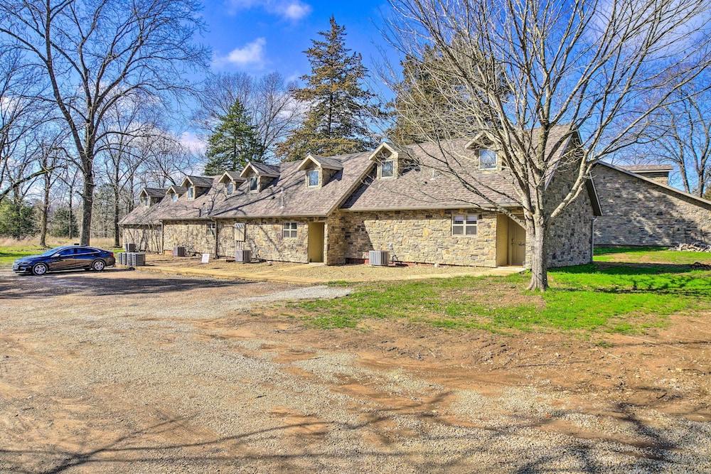 The Cozy Cottage w/ Lake Taneycomo Access!