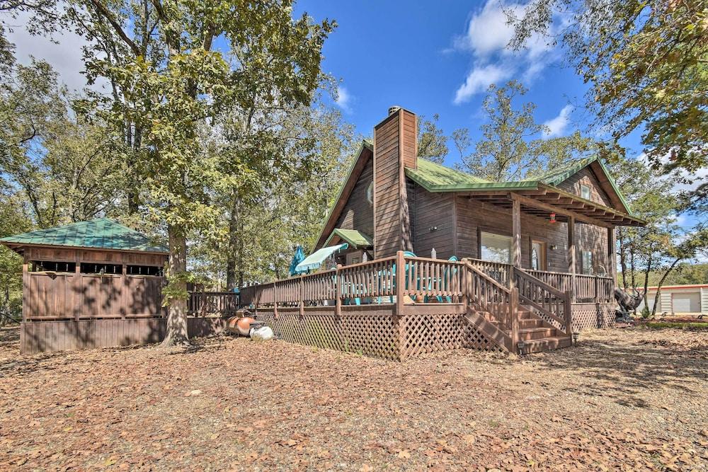 Broken Bow Cabin w/ Private Deck ~ 5 Mi to Lake!